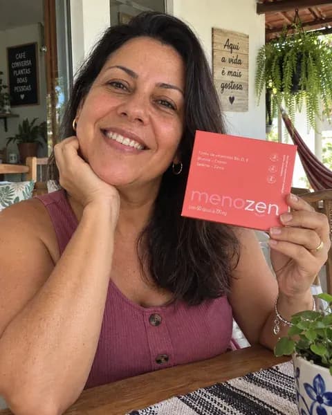 Eliane de Fátima Souza segurando a caixa do Menozen