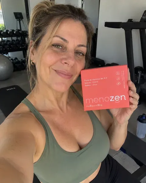 Claudia Schneider segurando a caixa do Menozen