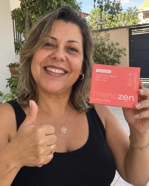 Patrícia Helena Kunh segurando a caixa do Menozen