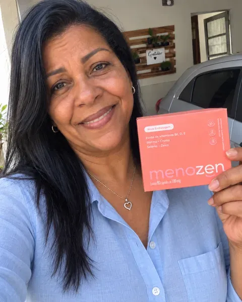 Rosângela Aparecida Martins segurando a caixa do Menozen