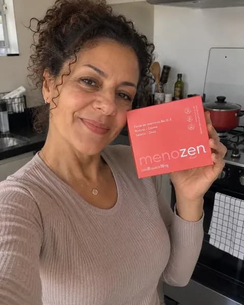 Raquel Antunes segurando a caixa do Menozen