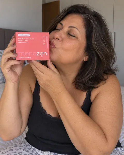 Neusa Clarete Ribeiro segurando a caixa do Menozen